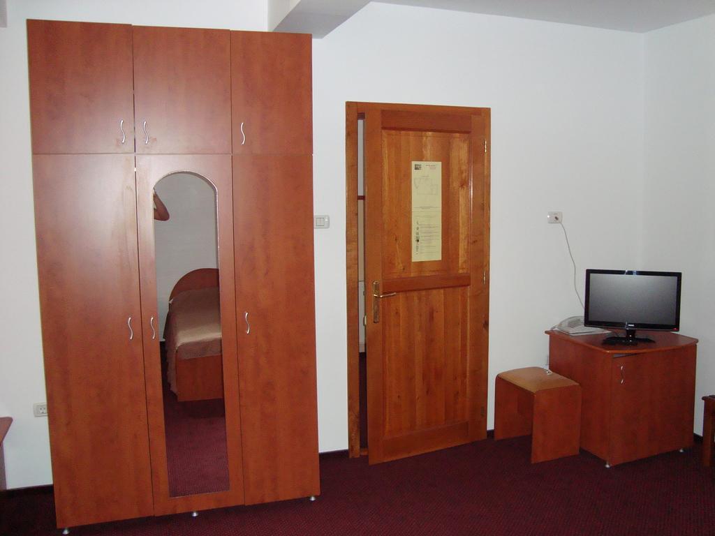 Hotel Lotus Арад Екстериор снимка