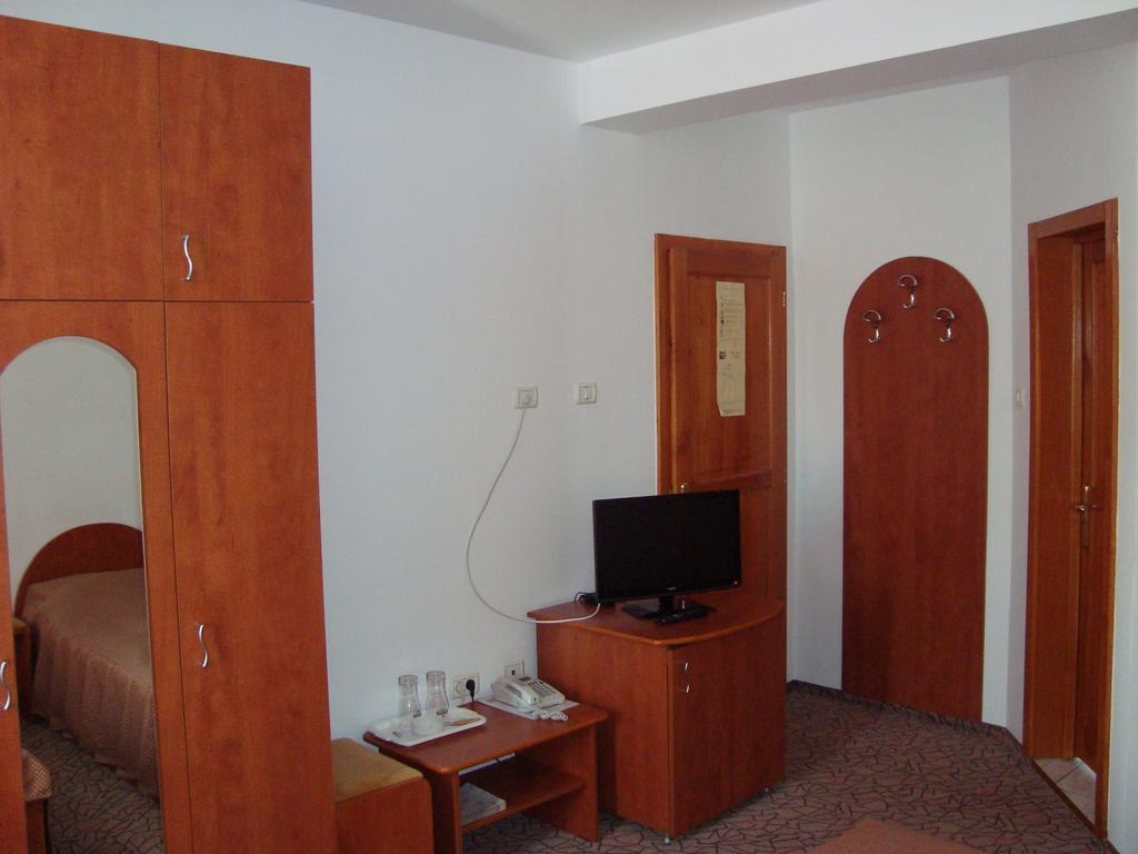 Hotel Lotus Арад Екстериор снимка