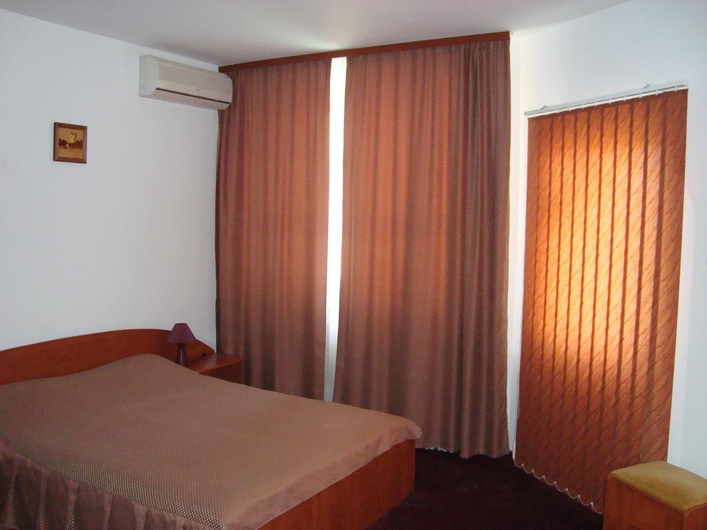 Hotel Lotus Арад Екстериор снимка