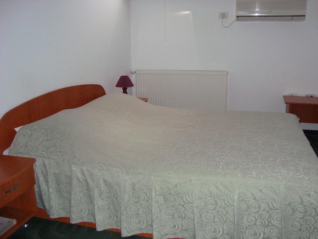 Hotel Lotus Арад Екстериор снимка
