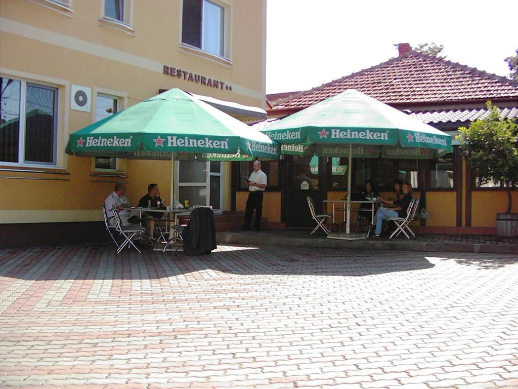Hotel Lotus Арад Екстериор снимка