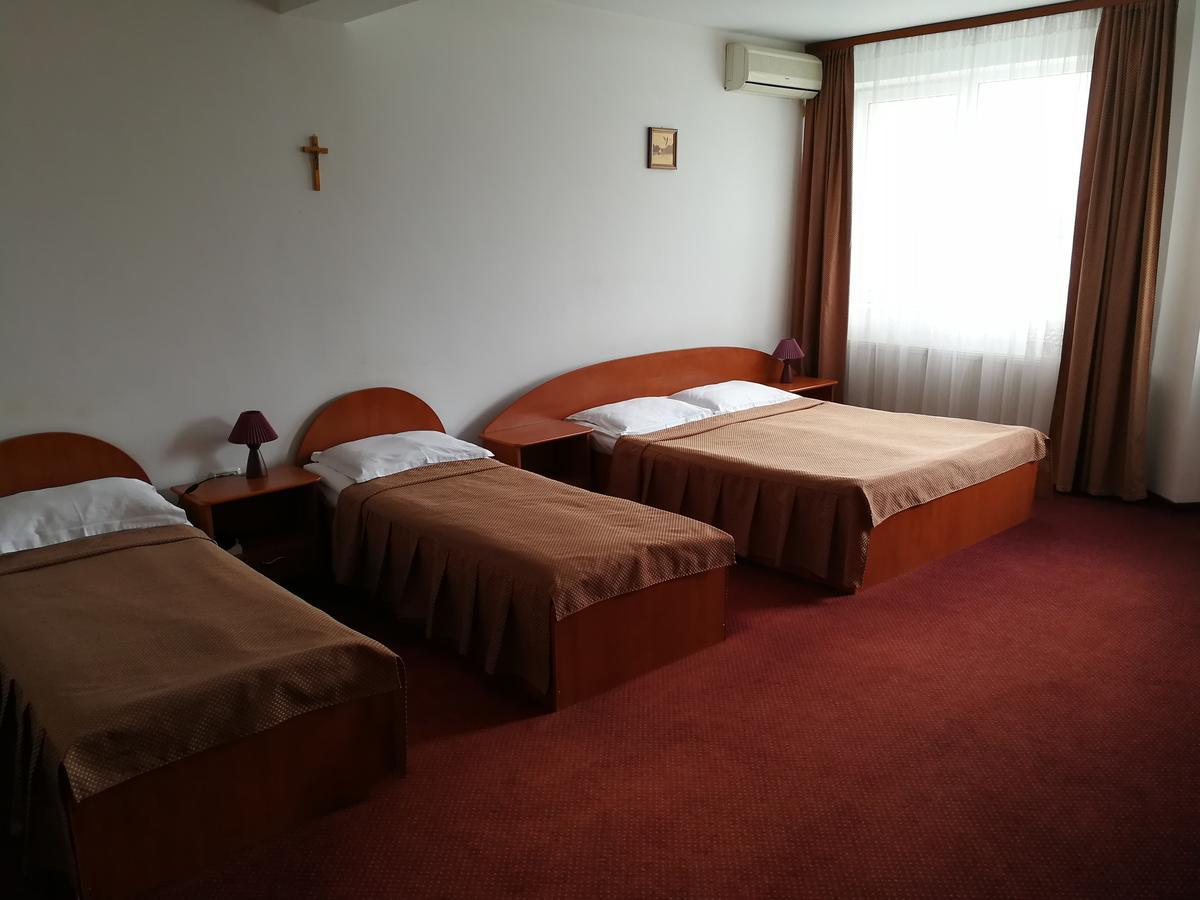 Hotel Lotus Арад Екстериор снимка